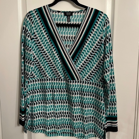 Jones New York signature, medium, long  sleeve green blouse - Picture 3 of 6